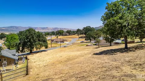 28420 Delaware, Tehachapi, CA 93561 photo 2