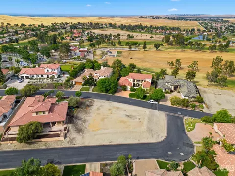 5511 Via Venezia, Bakersfield, CA 93306