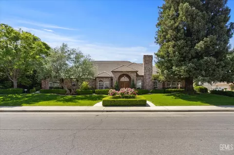 8905 Saint Cloud Ln, Bakersfield, CA 93311