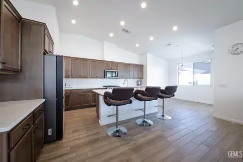Kitchen - 14704 Coyle Cir, Bakersfield, CA 93311 photo 2 of 3