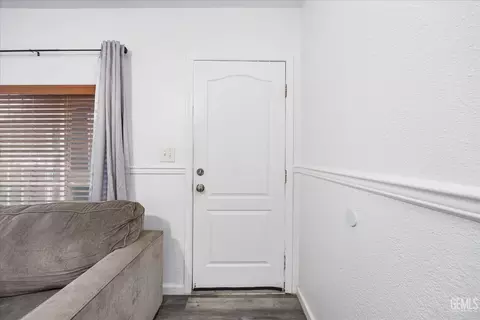 Entry Way - 209 Pacific Ave, Shafter, CA 93263 photo 1 of 4