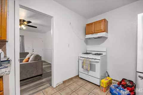 Entry Way - 209 Pacific Ave, Shafter, CA 93263 photo 4 of 4