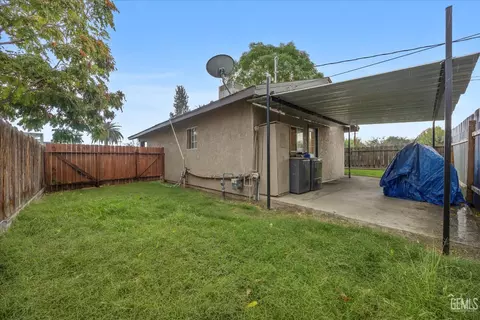 Exterior - 209 Pacific Ave, Shafter, CA 93263 photo 7 of 9