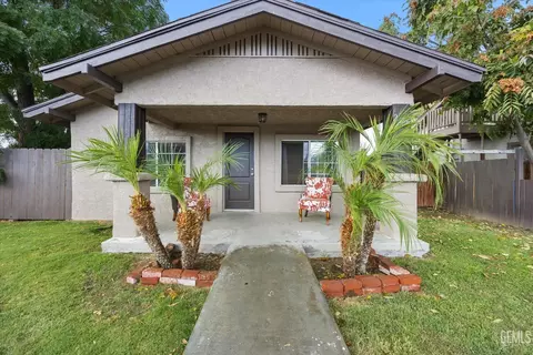 Exterior - 209 Pacific Ave, Shafter, CA 93263 photo 4 of 9