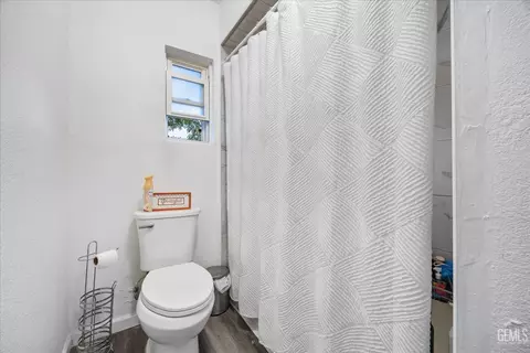 Bath - 209 Pacific Ave, Shafter, CA 93263 photo 1 of 1