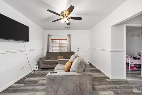 Entry Way - 209 Pacific Ave, Shafter, CA 93263 photo 2 of 4