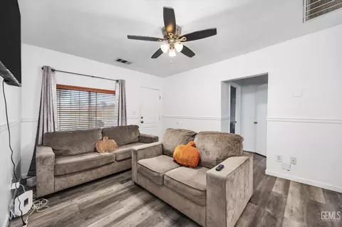 Entry Way - 209 Pacific Ave, Shafter, CA 93263 photo 3 of 4