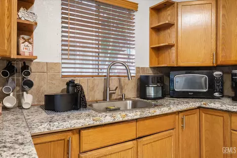 Kitchen - 209 Pacific Ave, Shafter, CA 93263 photo 3 of 4