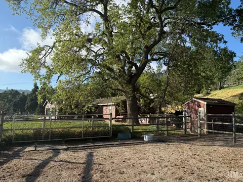 Exterior - 28100 Cumberland Rd, Tehachapi, CA 93561 photo 16 of 21