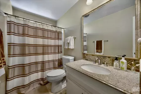 Bath - 28100 Cumberland Rd, Tehachapi, CA 93561 photo 2 of 2