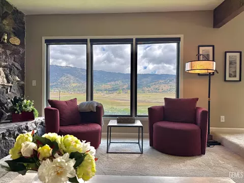 Living - 28100 Cumberland Rd, Tehachapi, CA 93561 photo 6 of 7