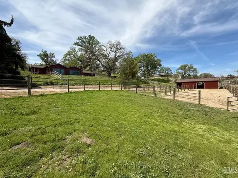 Exterior - 28100 Cumberland Rd, Tehachapi, CA 93561 photo 17 of 21