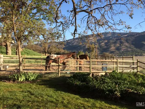 Exterior - 28100 Cumberland Rd, Tehachapi, CA 93561 photo 14 of 21