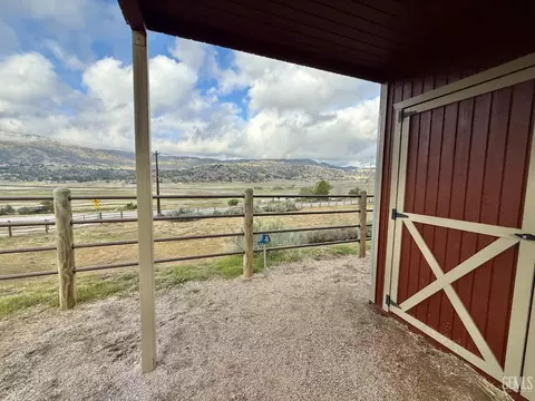 Exterior - 28100 Cumberland Rd, Tehachapi, CA 93561 photo 6 of 21