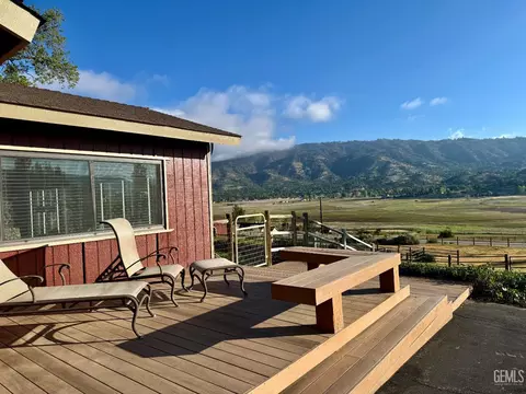 Exterior - 28100 Cumberland Rd, Tehachapi, CA 93561 photo 4 of 21