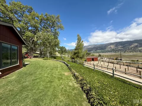 Exterior - 28100 Cumberland Rd, Tehachapi, CA 93561 photo 5 of 21