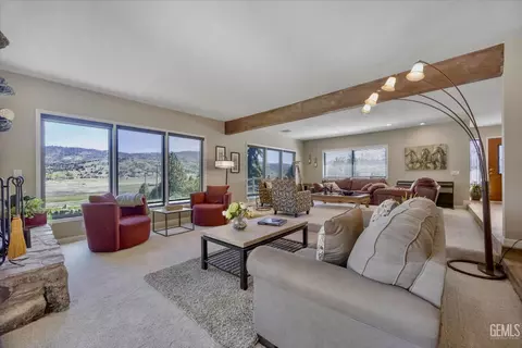 Living - 28100 Cumberland Rd, Tehachapi, CA 93561 photo 3 of 7