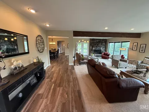 Entry Way - 28100 Cumberland Rd, Tehachapi, CA 93561 photo 2 of 2