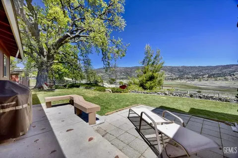 Exterior - 28100 Cumberland Rd, Tehachapi, CA 93561 photo 18 of 21