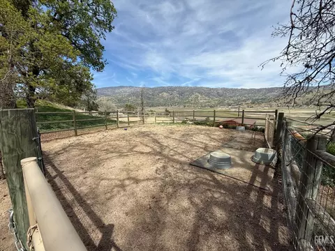 Exterior - 28100 Cumberland Rd, Tehachapi, CA 93561 photo 15 of 21