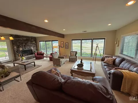 Living - 28100 Cumberland Rd, Tehachapi, CA 93561 photo 1 of 7