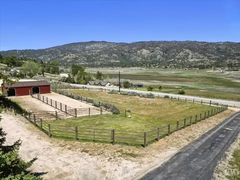 Exterior - 28100 Cumberland Rd, Tehachapi, CA 93561 photo 3 of 21