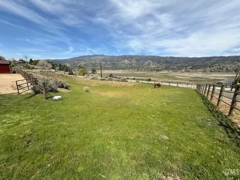 Exterior - 28100 Cumberland Rd, Tehachapi, CA 93561 photo 10 of 21