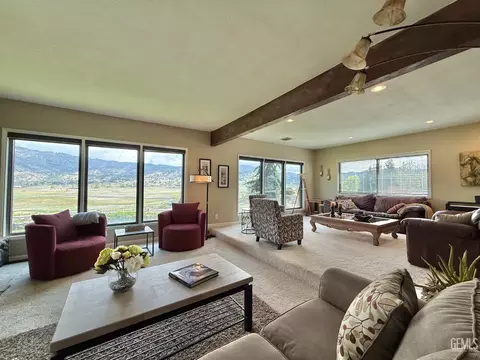 Living - 28100 Cumberland Rd, Tehachapi, CA 93561 photo 7 of 7