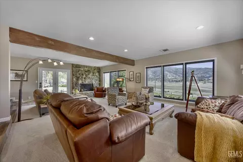 Living - 28100 Cumberland Rd, Tehachapi, CA 93561 photo 2 of 7