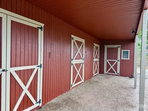 Exterior - 28100 Cumberland Rd, Tehachapi, CA 93561 photo 7 of 21