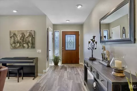 Entry Way - 28100 Cumberland Rd, Tehachapi, CA 93561 photo 1 of 2