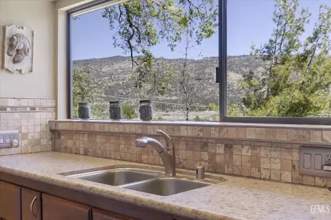 Kitchen - 28100 Cumberland Rd, Tehachapi, CA 93561 photo 2 of 2
