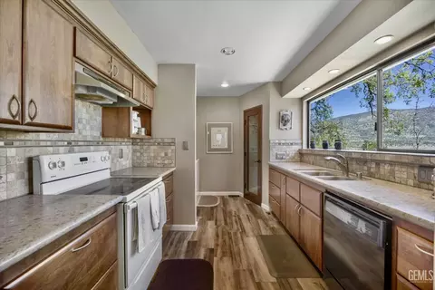 Kitchen - 28100 Cumberland Rd, Tehachapi, CA 93561 photo 1 of 2