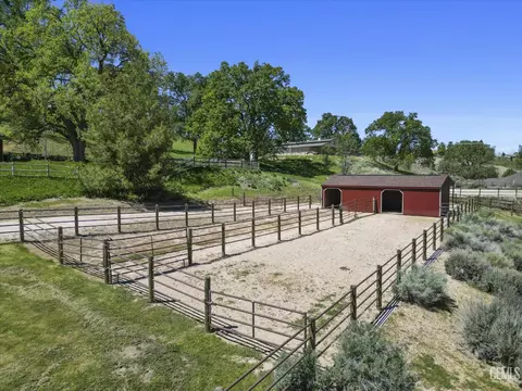 Exterior - 28100 Cumberland Rd, Tehachapi, CA 93561 photo 9 of 21