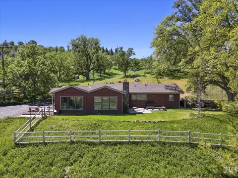 Exterior - 28100 Cumberland Rd, Tehachapi, CA 93561 photo 2 of 21