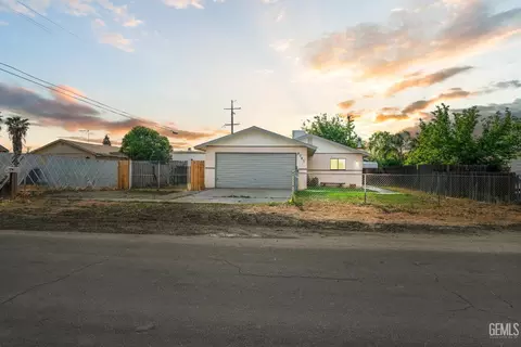 8767 Greenfield Park Dr, Bakersfield, CA 93307
