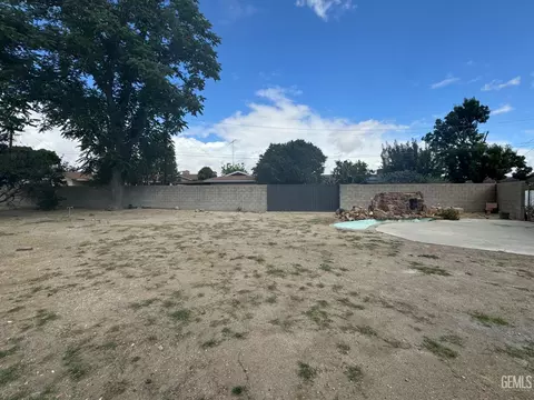 Exterior - 905 Bell Ave, Taft, CA 93268 photo 5 of 6