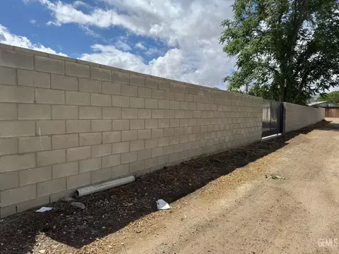 Exterior - 905 Bell Ave, Taft, CA 93268 photo 6 of 6