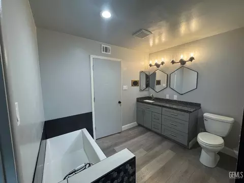Bath - 905 Bell Ave, Taft, CA 93268 photo 3 of 4
