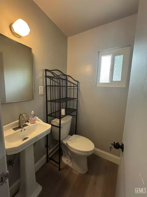 Bath - 905 Bell Ave, Taft, CA 93268 photo 1 of 4