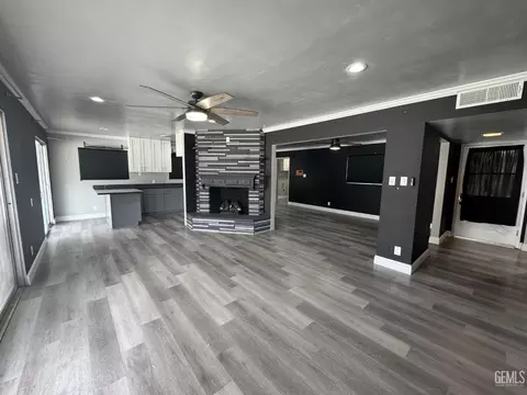 Living - 905 Bell Ave, Taft, CA 93268 photo 2 of 4