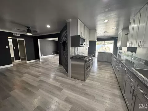 Kitchen - 905 Bell Ave, Taft, CA 93268 photo 1 of 2