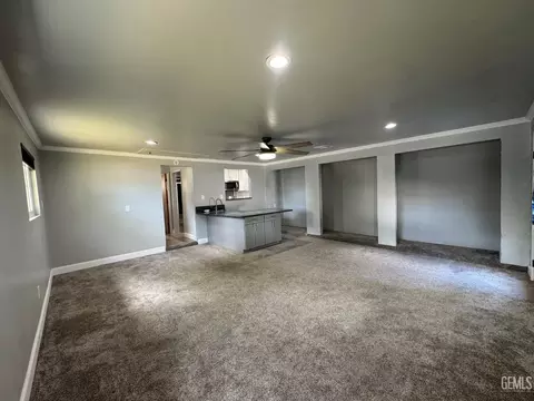 Living - 905 Bell Ave, Taft, CA 93268 photo 3 of 4