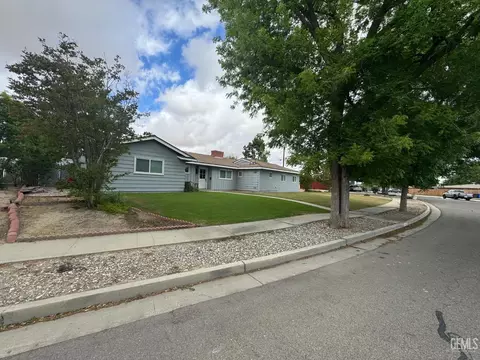 Exterior - 905 Bell Ave, Taft, CA 93268 photo 2 of 6