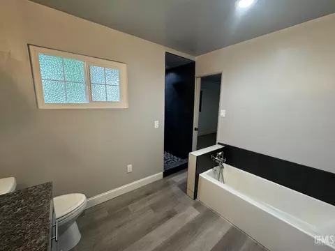 Bath - 905 Bell Ave, Taft, CA 93268 photo 2 of 4