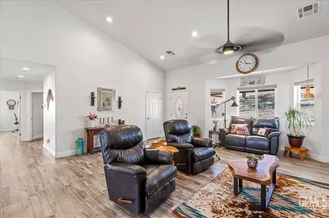 Living - 17600 Ascot Ct, Tehachapi, CA 93561 photo 1 of 2