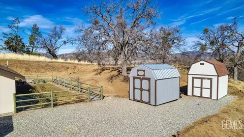 Exterior - 17600 Ascot Ct, Tehachapi, CA 93561 photo 6 of 8