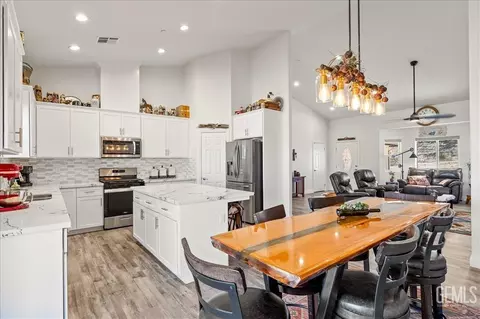 Kitchen - 17600 Ascot Ct, Tehachapi, CA 93561 photo 1 of 3
