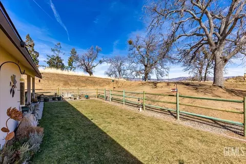 Exterior - 17600 Ascot Ct, Tehachapi, CA 93561 photo 7 of 8