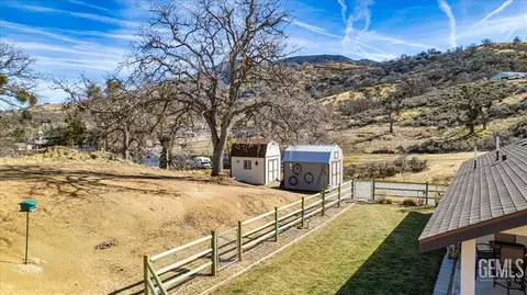 Exterior - 17600 Ascot Ct, Tehachapi, CA 93561 photo 5 of 8